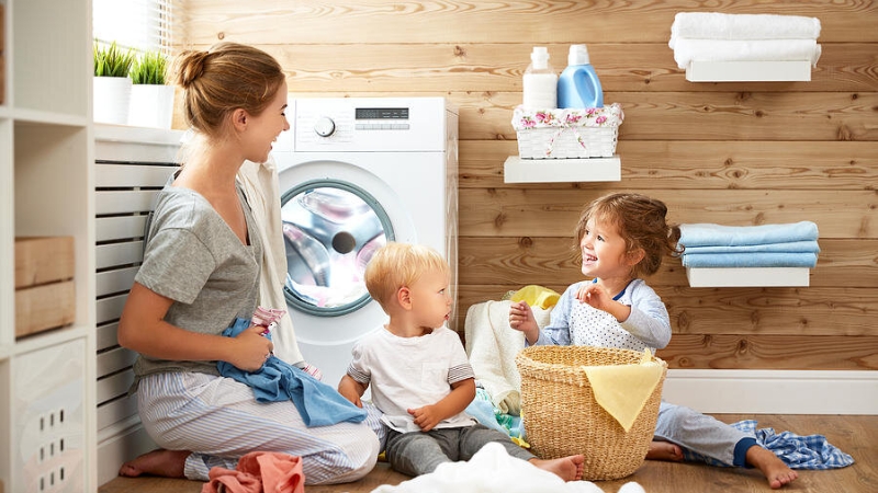 Giặt xả quần áo cho bé với hương thơm nhẹ, dễ chịu