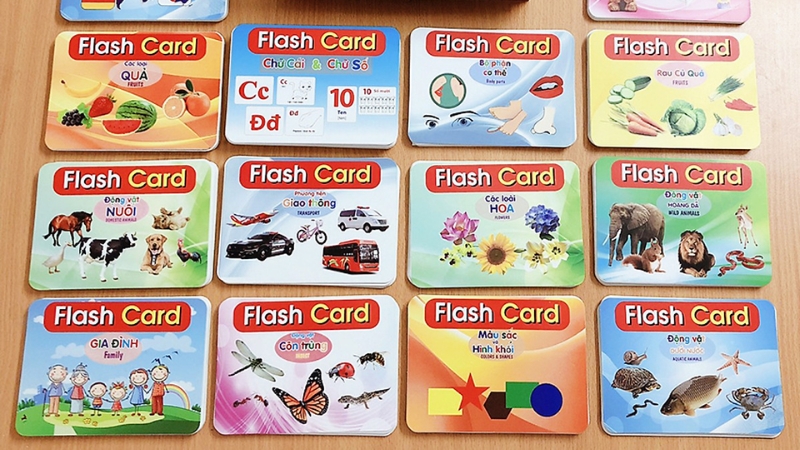Sử dụng flashcards gi&uacute;p b&eacute; tăng khả năng quan s&aacute;t v&agrave; phản xạ