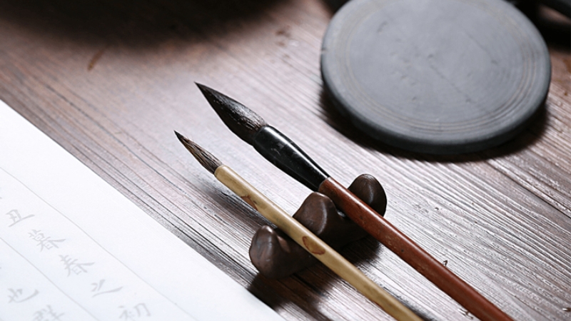 B&uacute;t l&ocirc;ng thư ph&aacute;p gi&uacute;p thể hiện r&otilde; phong c&aacute;ch c&aacute; nh&acirc;n trong từng n&eacute;t viết