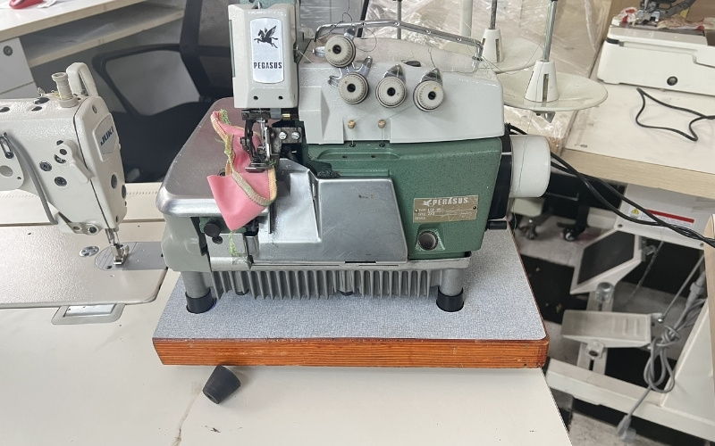 Sở hữu một m&aacute;y may, th&ecirc;u, vắt sổ tại nh&agrave; v&ocirc; c&ugrave;ng tiện &iacute;ch