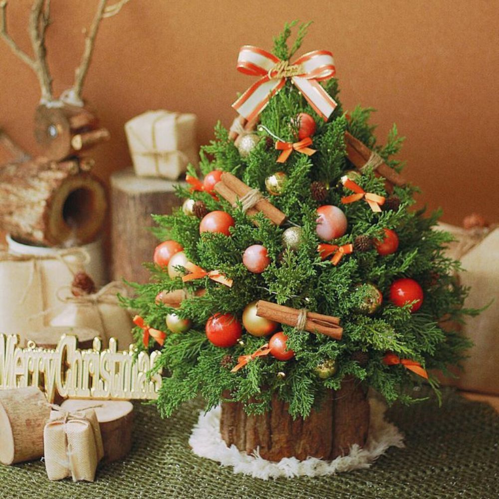 bé trang trí cây thông noel