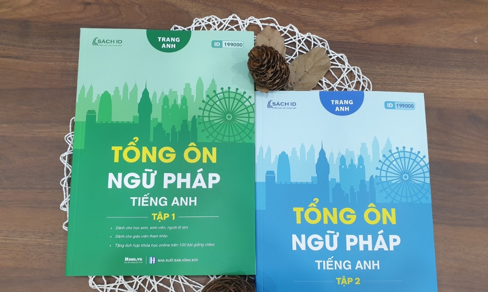 Tác giả Trang Anh với đầu sách tổng ôn ngữ pháp tiếng Anh
