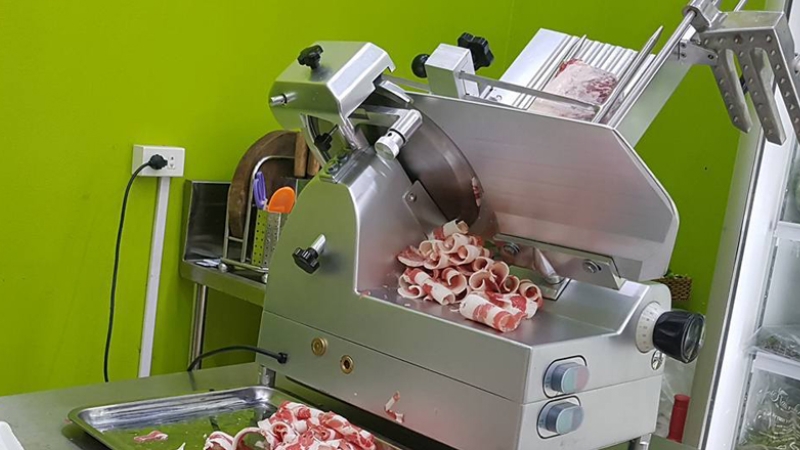 M&aacute;y cắt thịt đ&ocirc;ng lạnh với lưỡi dao sắc b&eacute;n, cho l&aacute;t cắt mỏng đẹp chuy&ecirc;n nghiệp