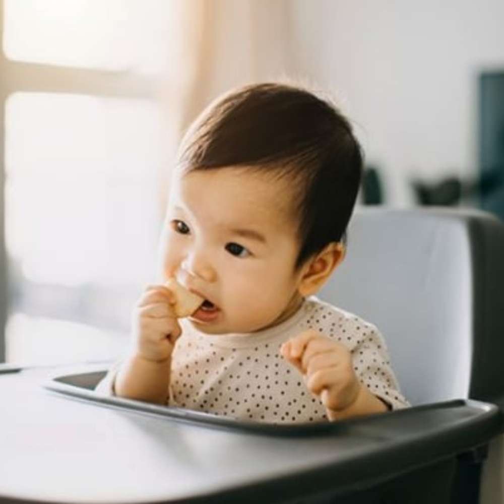Cho bé ngồi thẳng khi ăn