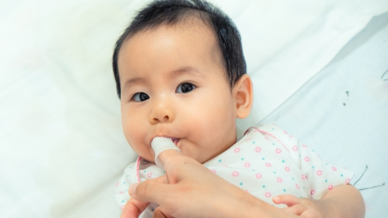 Chọn dụng cụ vệ sinh miệng cho bé có chất liệu an toàn, thành phần lành tính, thiết kế phù hợp