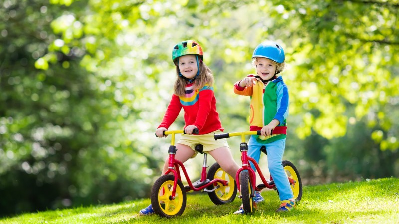 Xe c&acirc;n bằng ch&iacute;nh h&atilde;ng gi&uacute;p b&eacute; r&egrave;n luyện khả năng giữ thăng bằng v&agrave; tự tin tập đi xe đạp