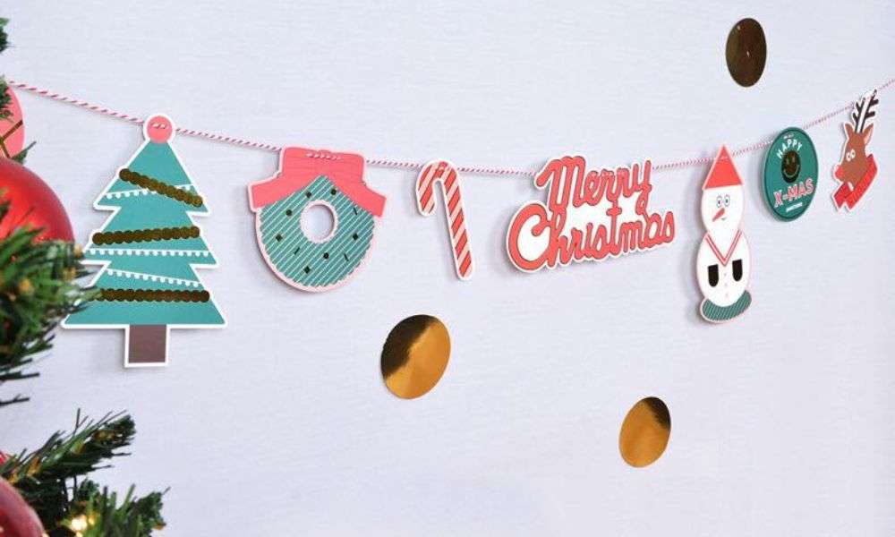 Dây trang trí Noel có thể được làm từ nhiều chất liệu khác nhau như vải, giấy,...