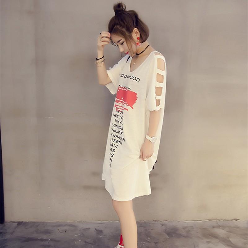 Đầm nữ ngắn tay cổ chữ U in chữ, cắt xẻ độc đáo