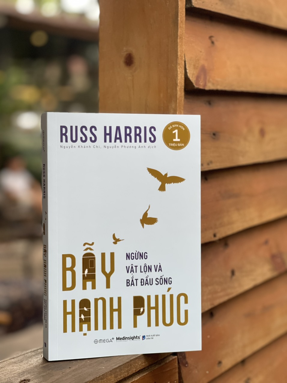 BẪY HẠNH PHÚC: NGỪNG VẬT LỘN VÀ BẮT ĐẦU SỐNG – Russ Harris - Omega plus