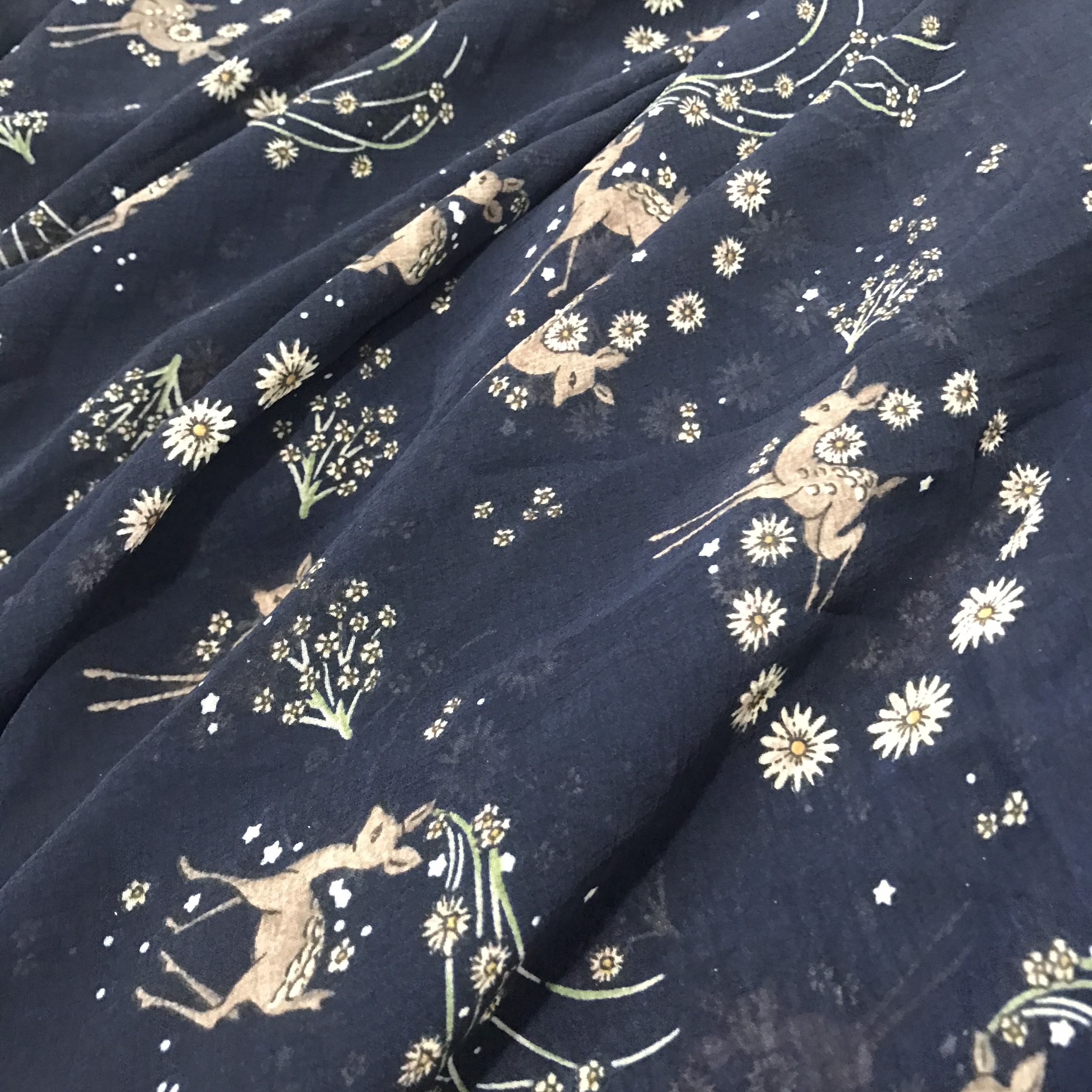Vải voan chiffon mỏng mềm co giãn nhẹ họa tiết hươu nền xanh than