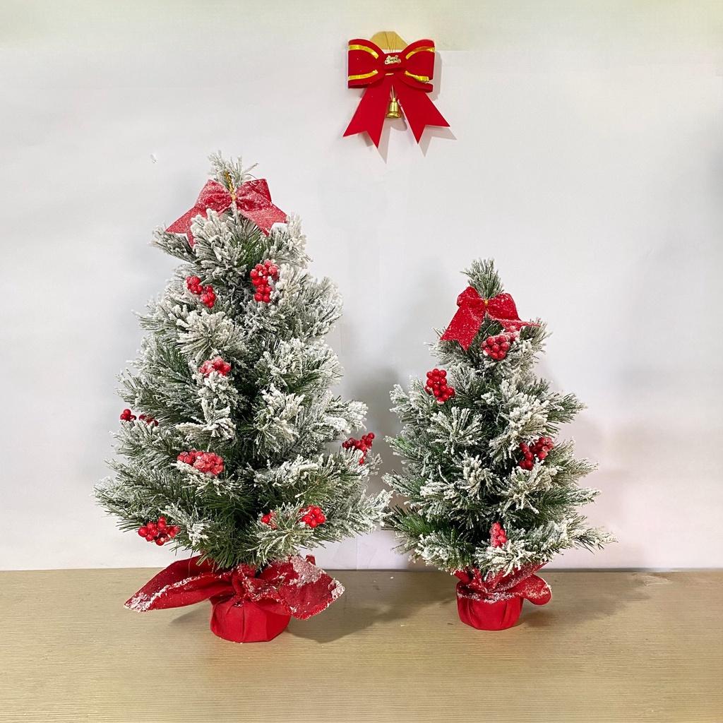Cây thông noel phủ tuyết gắn trái đỏ mini để bàn trang trí giáng sinh