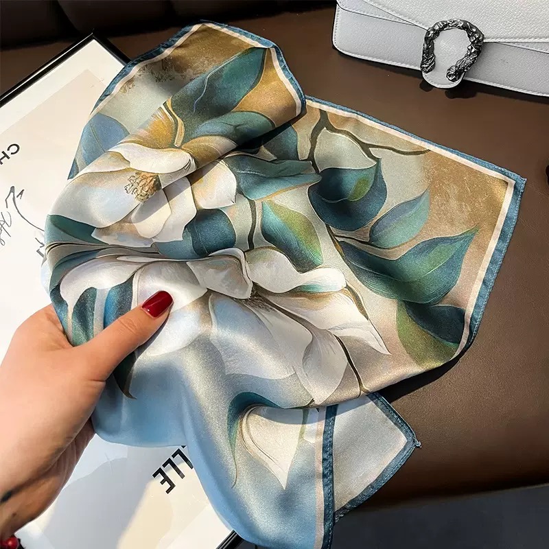 KHĂN QUÀNG CỔ LỤA HÌNH VUÔNG SANG TRỌNG THỜI TRANG MÃ 03