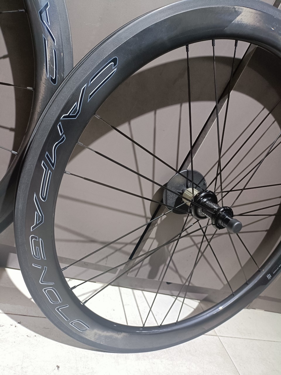 Bộ bánh carbon Campagnolo Bora Ultra WTO 50mm 11 speed đùm carbon Đen Trắng