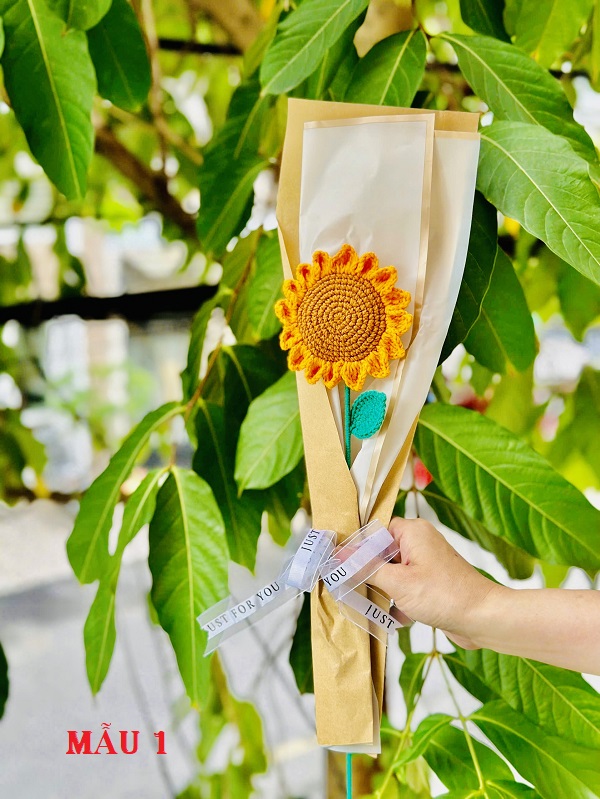 Bông hoa len móc handmade gói sẵn như hình làm quà tặng hay decor chụp hình (HÌNH SHOP TỰ CHỤP Ạ)