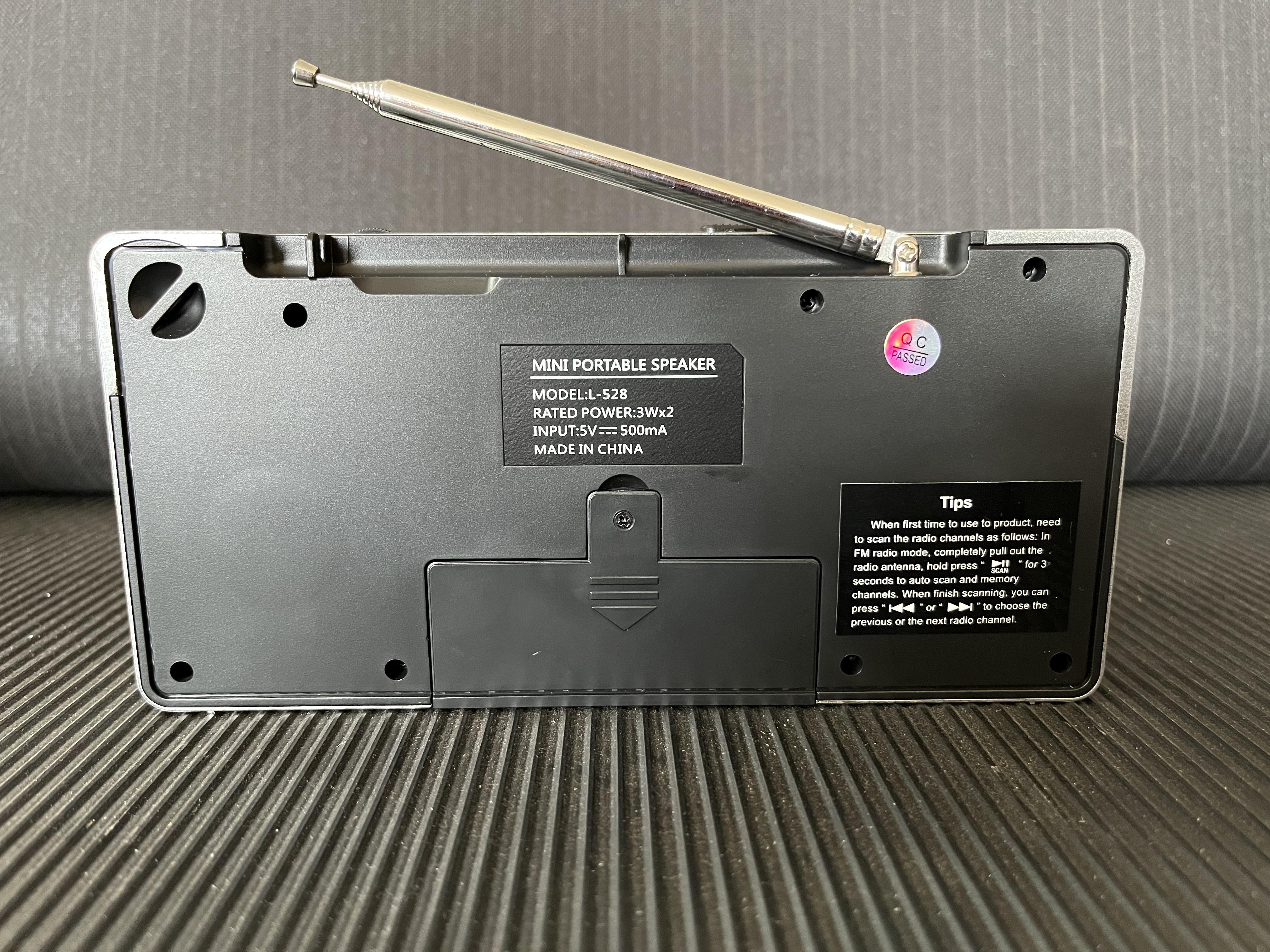 Loa Radio Stereo Đa Chức Năng L-528 có Bluetooth AM FM TF USB Rảnh Tay Đầu Ghi AUX Đèn Pin Đồng Hồ Báo Thức Loại C Màu sắc: Đen