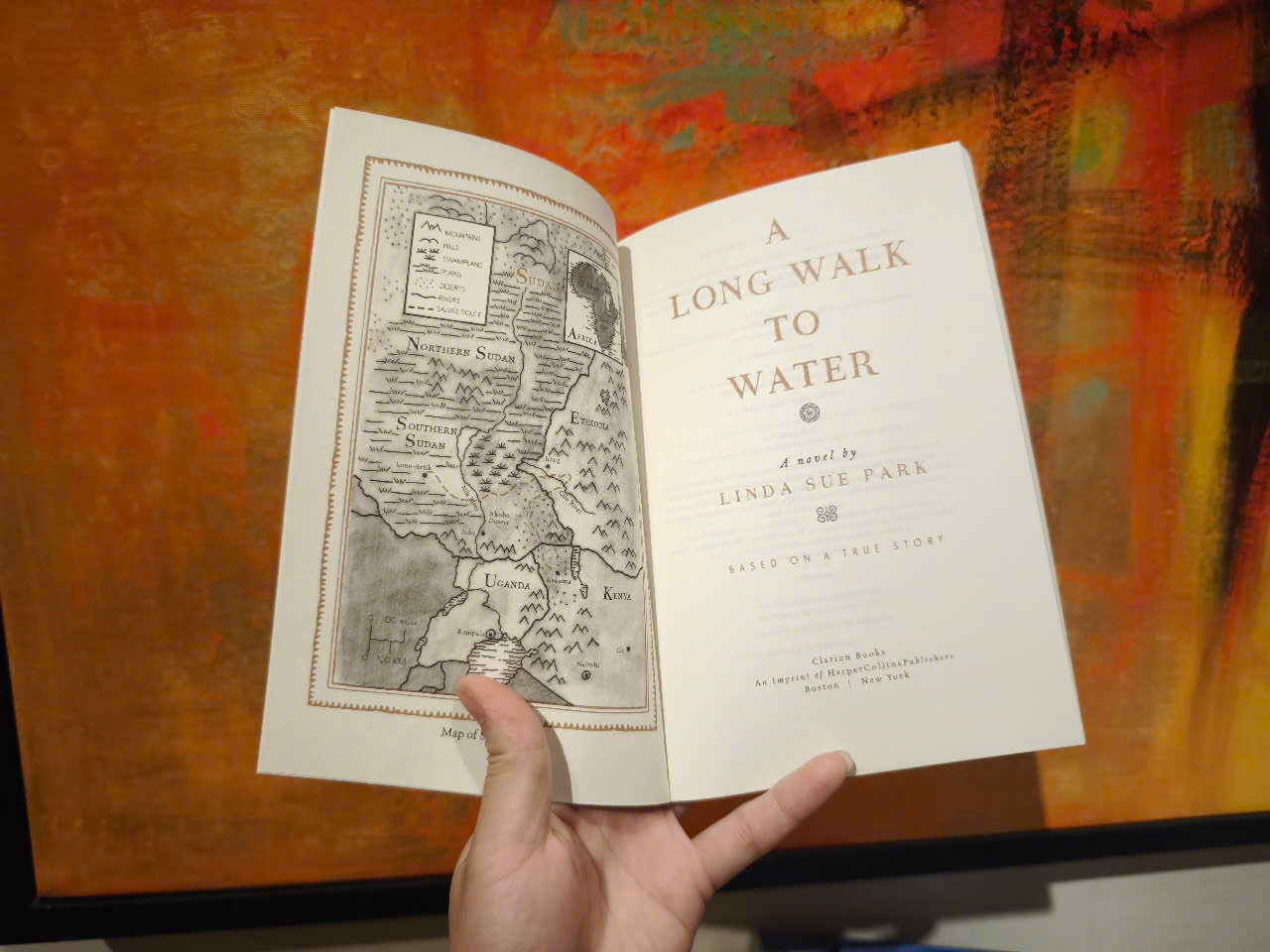 Sách - A Long Walk to Water: Based on a True Story by Linda Sue Park #1 Best Seller in Children's Africa Books/Ngoại văn chính hãng