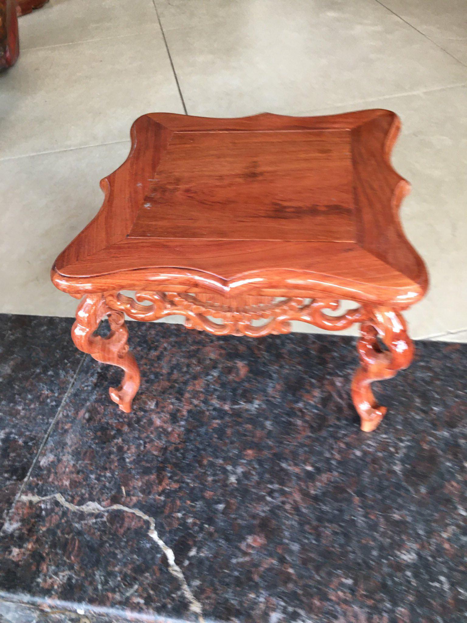 Bàn vuông gỗ hương, chân tiện rồng, kích thước 30x 30 cm x cao 20cm