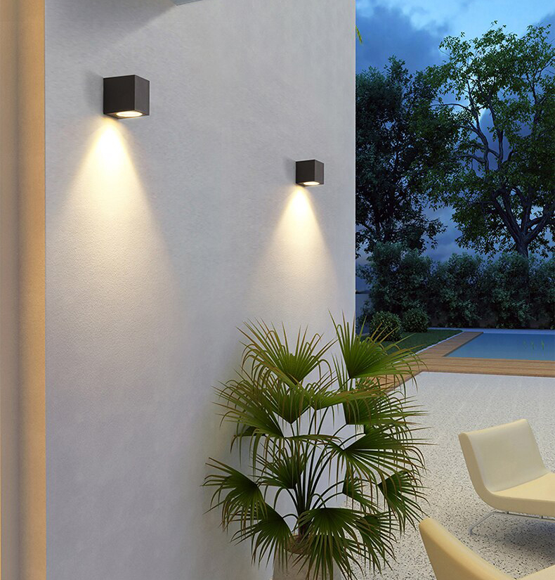 Đèn gắn tường ngoài trời đơn giản hiện đại hình hộp chữ nhật hắt sáng 1 đầu.
