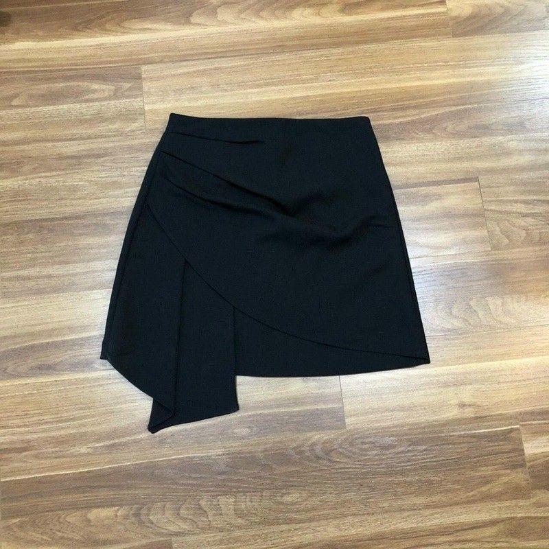 Chân váy xếp ly vạt lệch