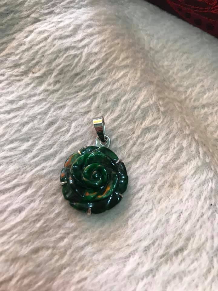 MẶT DÂY CHUYỀN BÔNG HOA HỒNG NỔI TO CÓ KHOEN ĐẸP SIZE 20MM X DẦY 6MM CHẤT LIỆU 100% ĐÁ CẨM THẠCH THIÊN NHIÊN NỮ MỆNH THỦY MỘC HỎA ĐEO ĐẸP LẮM Ạ