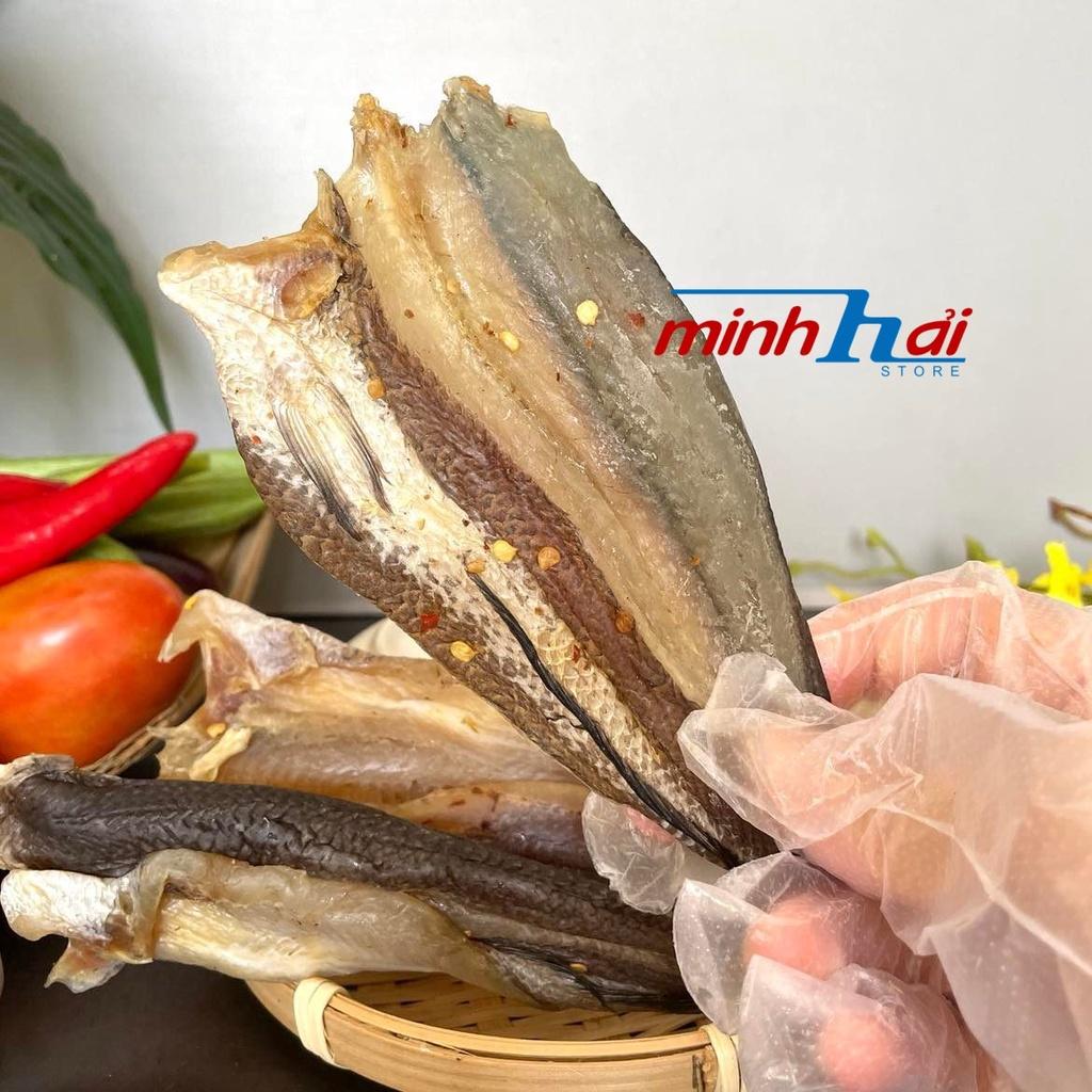 Khô CÁ LÓC NON nguyên con. Khô phơi vừa đủ nắng, thịt dẻo thơm vừa ăn. Cá được hút chân không VSATTP