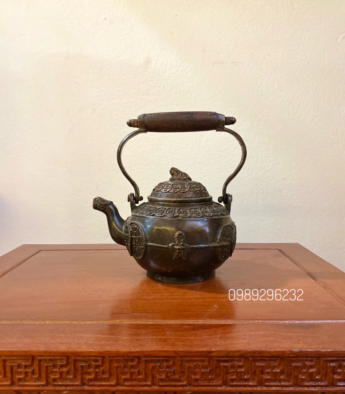 Ấm trà quai gỗ bằng đồng vàng màu giả cổ