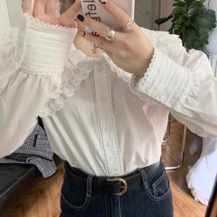 Áo sơ mi trắng tay dài, cổ bèo phối ren. Áo sơ mi trắng công sở