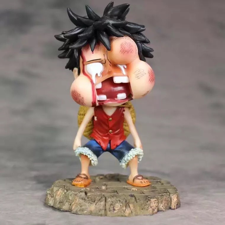 Mô hình luffy trong one piece bị đánh sưng mặt