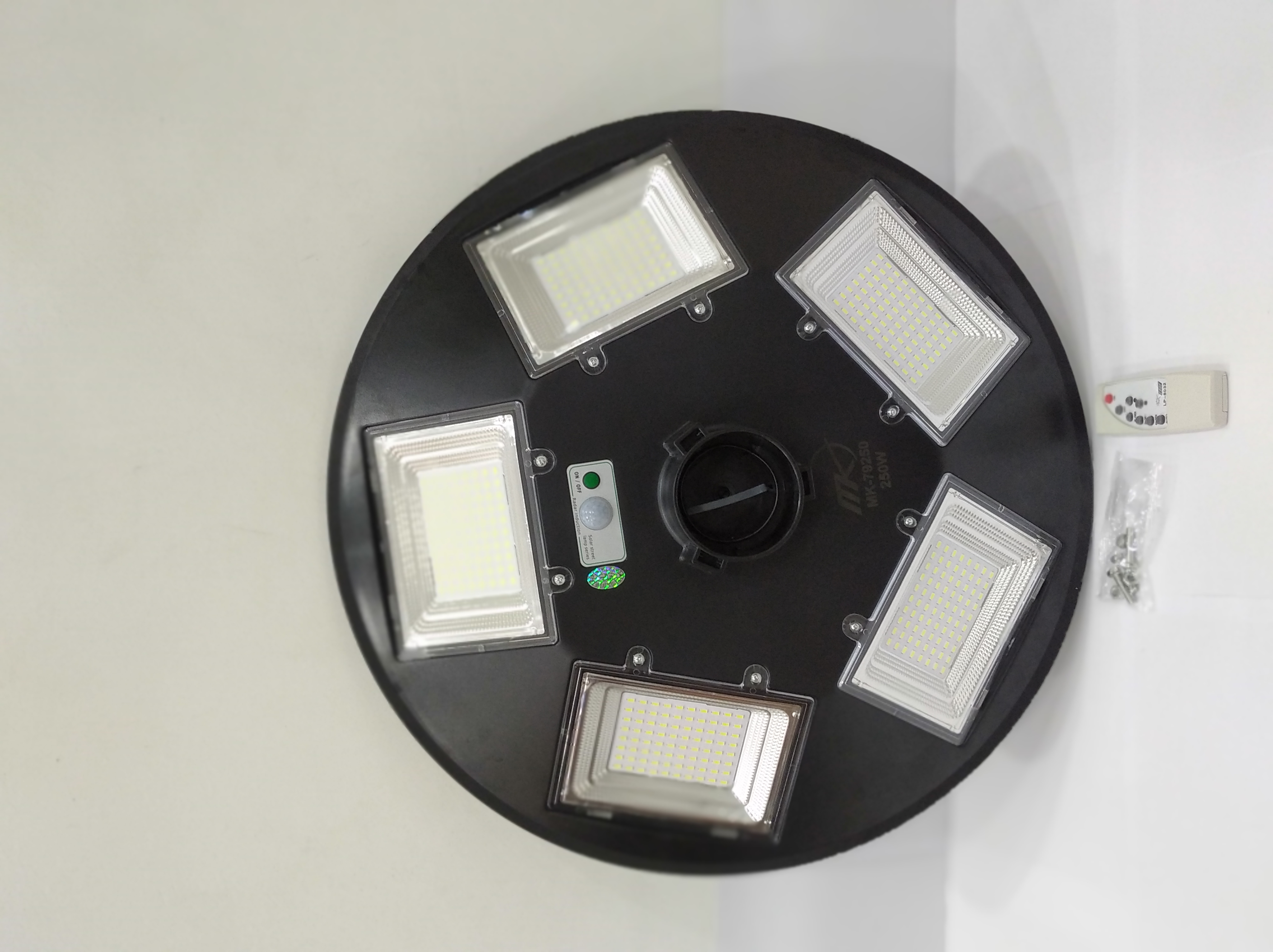 Đèn sân vườn năng lượng mặt trời UFO 250W MK-79250