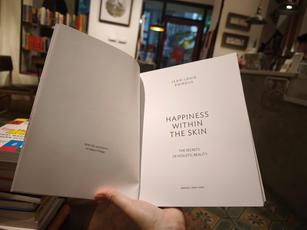 Sách - Happiness Within the Skin: The Secrets of Holistic Beauty by the Founder of Cinq Mondes Spas by Jean-Louis Poiroux