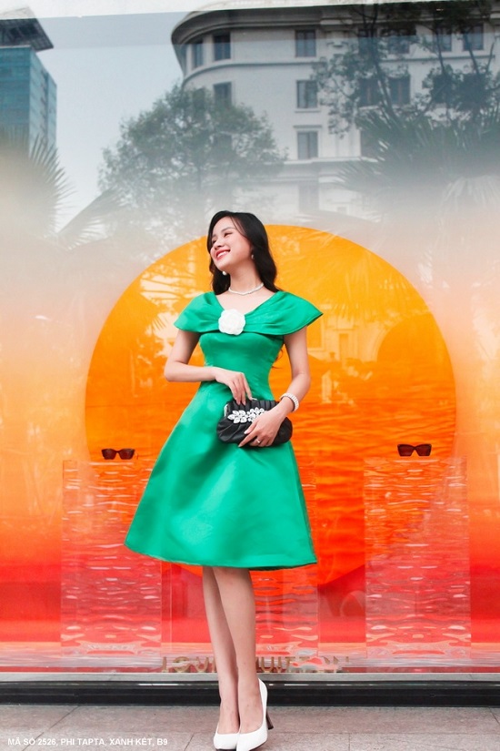 ĐẦM XÈO ĐÍNH HOA TRƯỚC NGỰC XINH XẮN