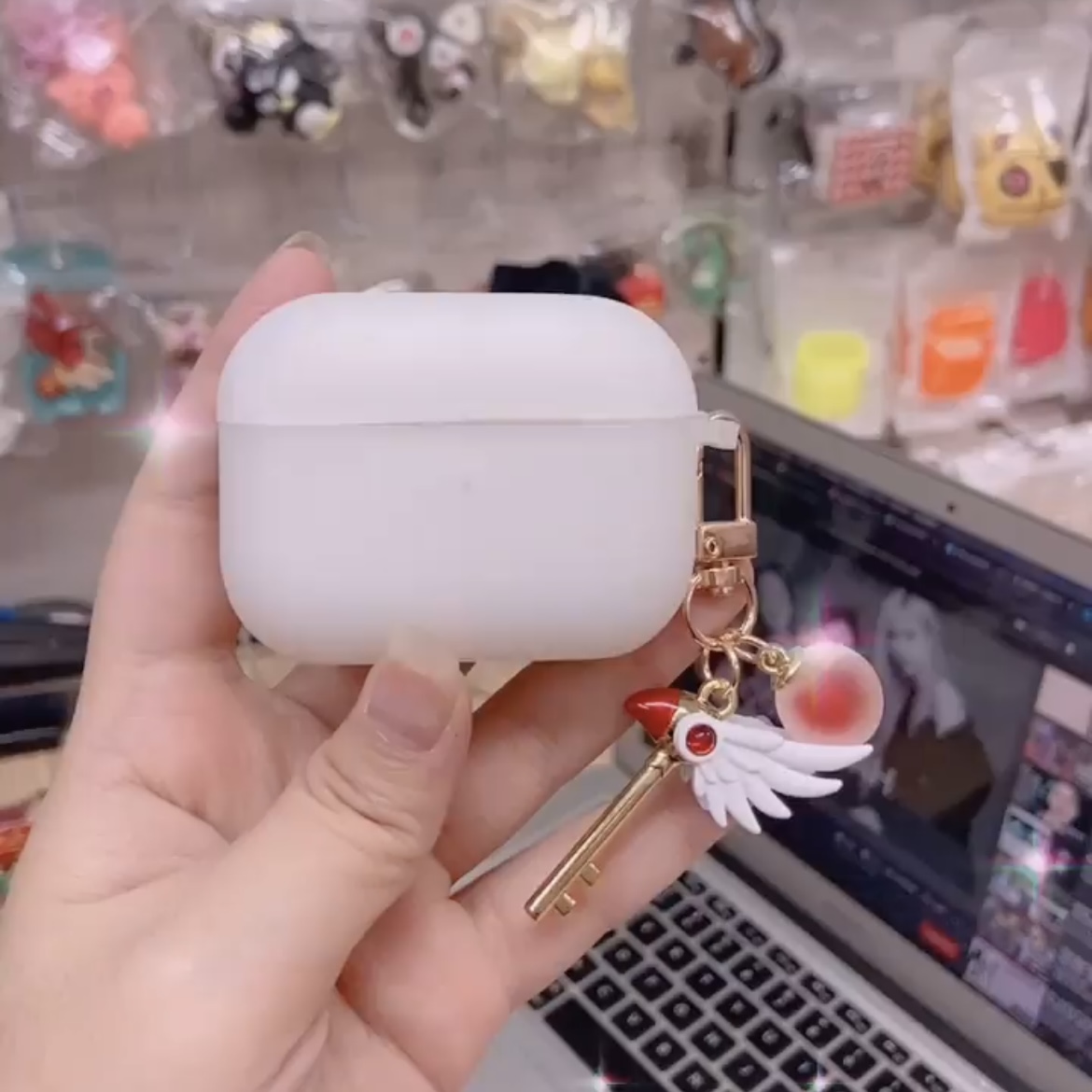 Ốp - Bao dành cho airpods 1/2 màu trắng đục xinh nhẹ nhàng, chống bẩn, kèm móc đáng yêu