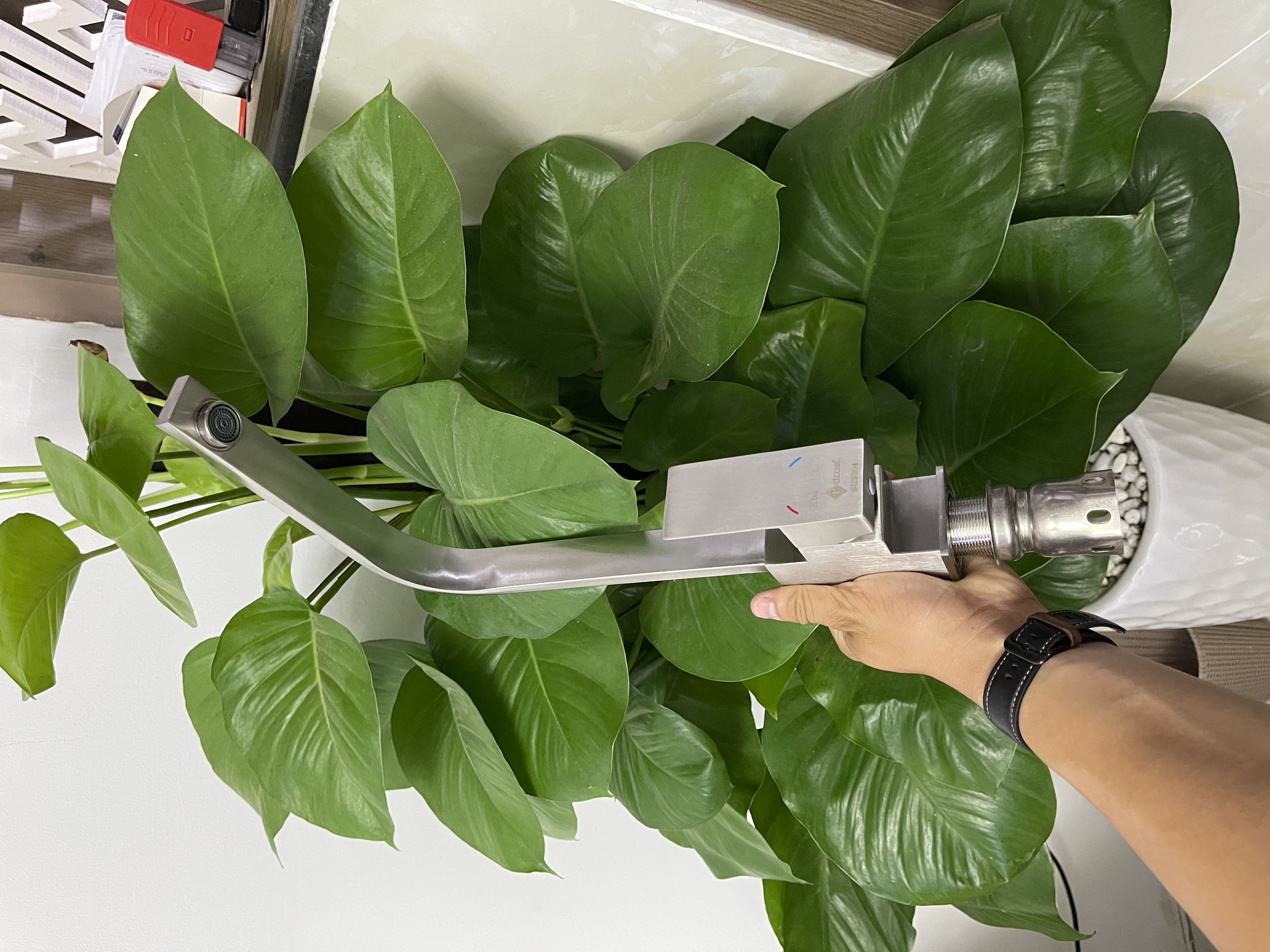 Vòi rửa chén nóng lạnh vuông inox