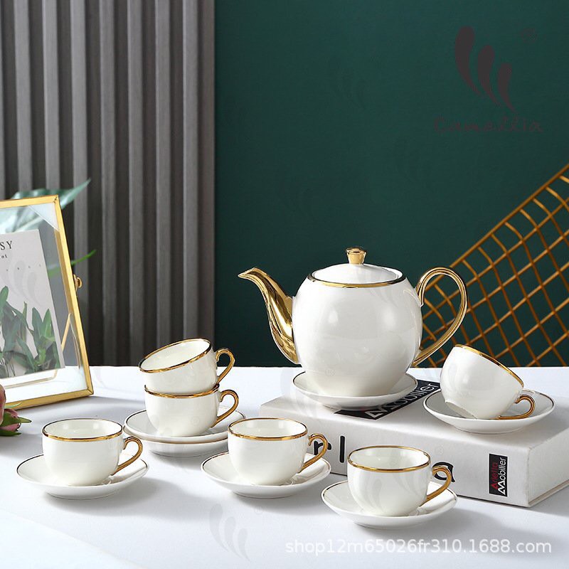 Bộ ấm chén uống trà hoạ tiết viền vàng bày bàn tiệc, bàn trà cao cấp
