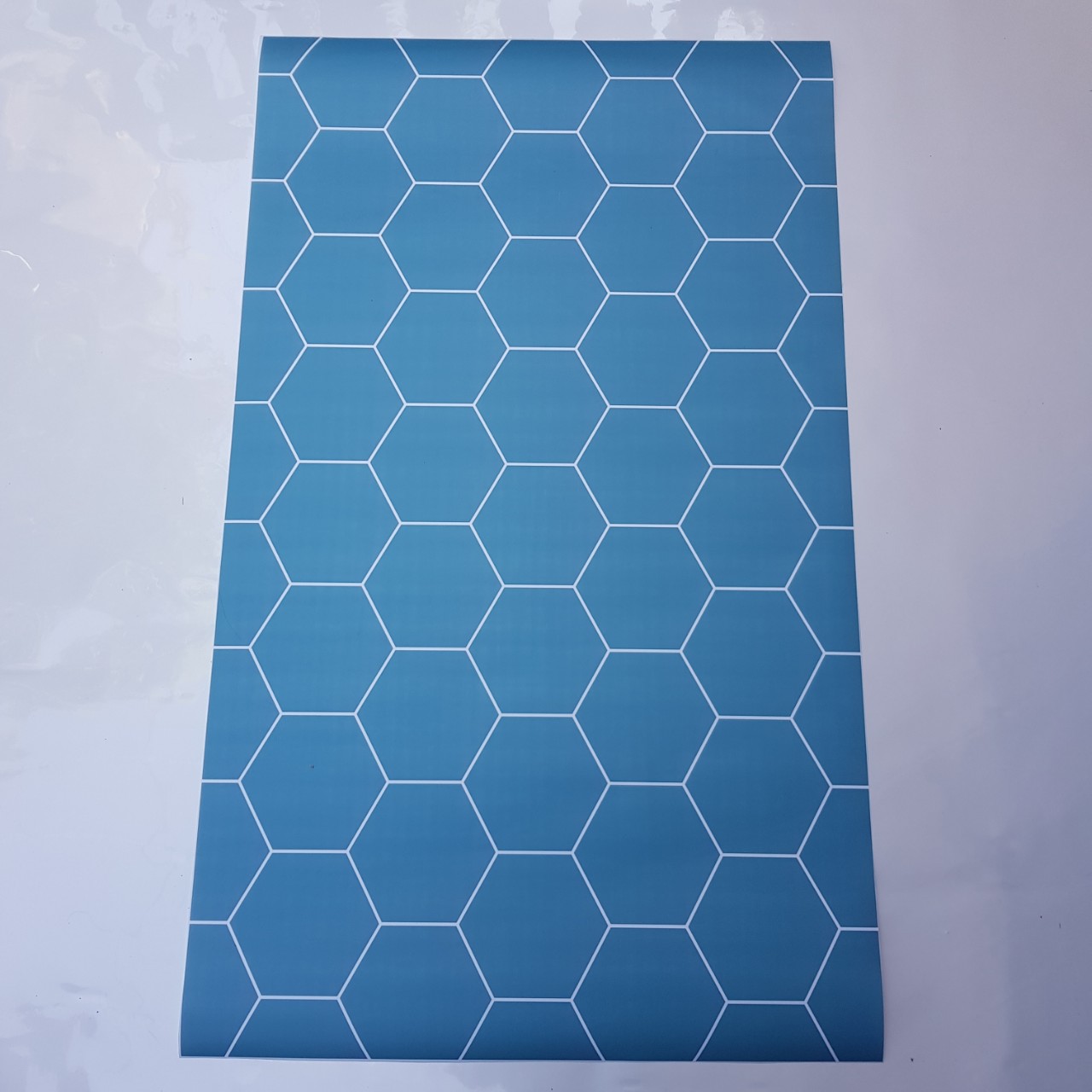 Decal dán bếp hình lục giác, kích thước 0.6m x 1.0m / tấm, không thấm nước, keo bám chắc chắn, ngoài ra có thể dán bàn, dán kính, dán trang trí