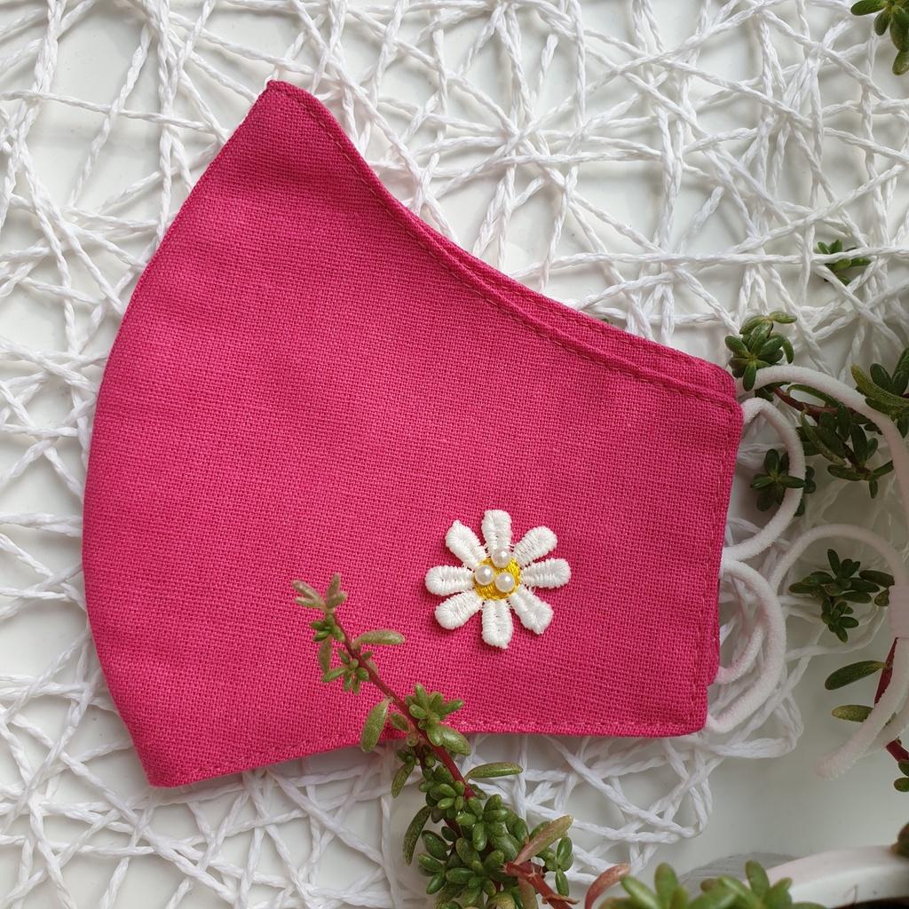 Khẩu trang linen trơn đính hoa cúc trắng ngọc trai nhân tạo 2 lớp thoáng khí DH2