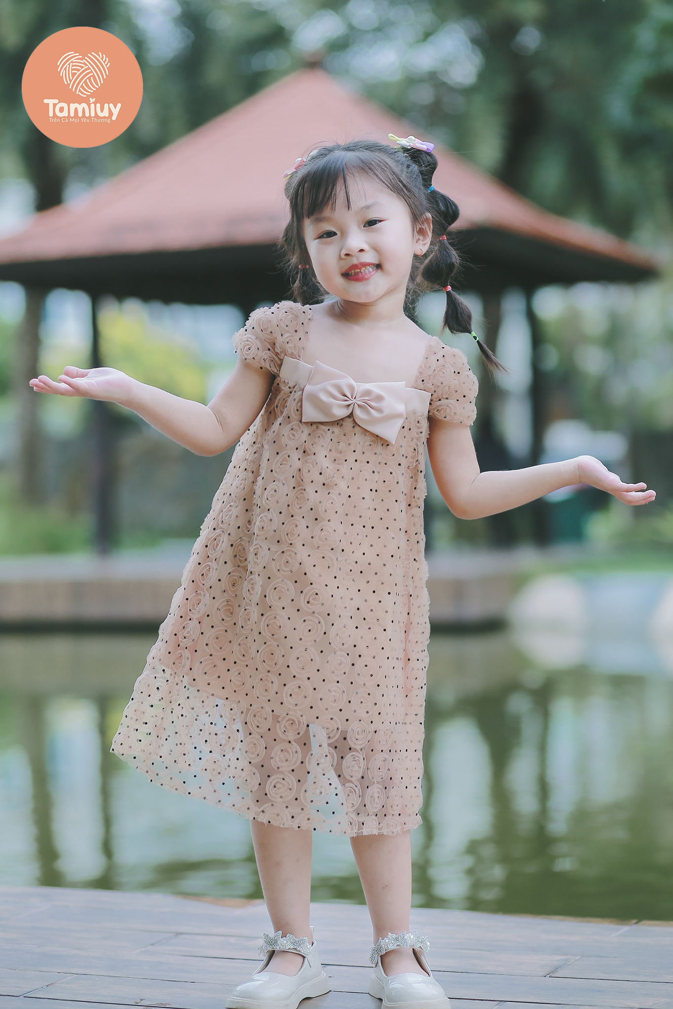 Đầm Xòe Hoa Hồng Đính Nơ Ngực Tamiuy  Chất Vải Voan Mềm Mại Cùng  Họa Tiết Nổi Bật Xinh Xắn Dễ Thương Cho Các Bé Gái