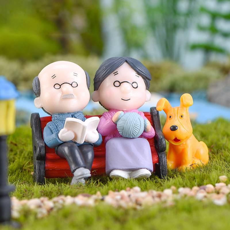 Mô hình tiểu cảnh ️ Cặp đôi ông bà lão ngồi ghế công viên trang trí tiểu cảnh, sen đá, sân vườn, terrarium