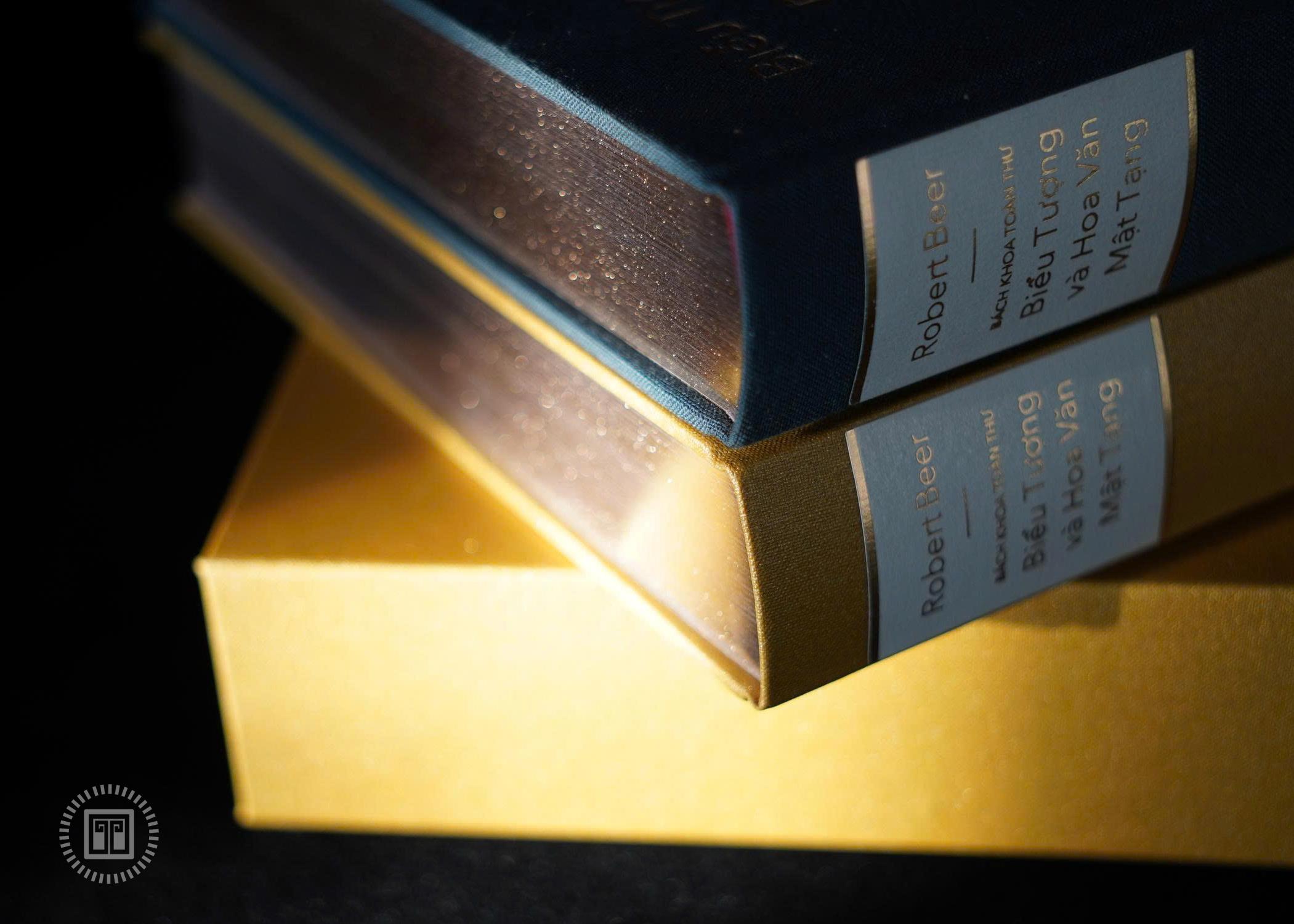 Sách - Bách Khoa Toàn Thư Biểu Tượng Và Hoa Văn Mật Tạng - Ấn Bản Giới Hạn - Bìa Vải - Bản Có Hộp