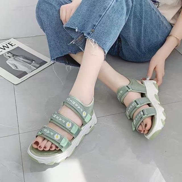 (3 MÀU) Sandal nữ Ulzang thời trang 3 quai ngang hoa cúc gắn mác siêu đẹp nữ tính