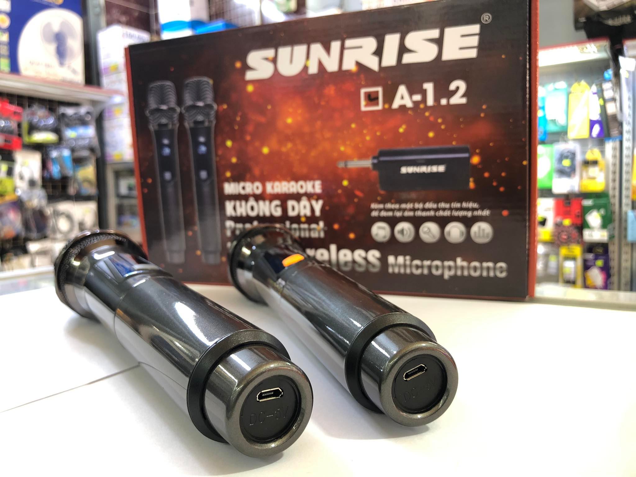 BỘ 2 MICRO KARAOKE KHÔNG DÂY SUNRISE A-1.2 XÀI PIN SẠC,CHỐNG HÚ TỐT, CỰC HÚT TIẾNG CA, ÂM THANH HAY - HÀNG CHÍNH HÃNG