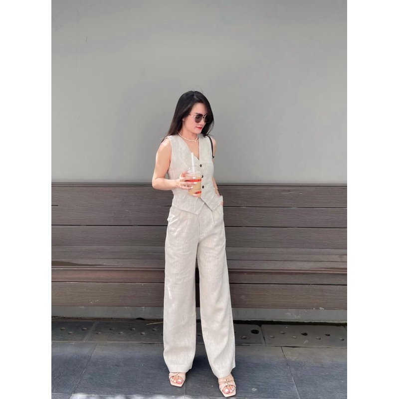 Set bộ gồm có áo ghile và quần dài ống rộng có đỉa kết hộ chun sau, cực trẻ trung và dễ mặc BV10