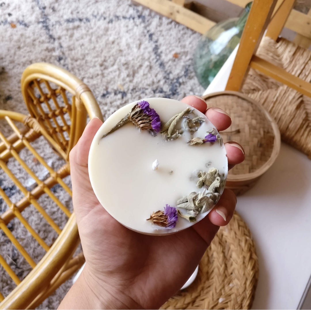 Nến thơm sáp đậu nành với tinh dầu cây Xô thơm Clary Sage, trang trí lá xô thơm trắng và hoa salem tím - 200ml