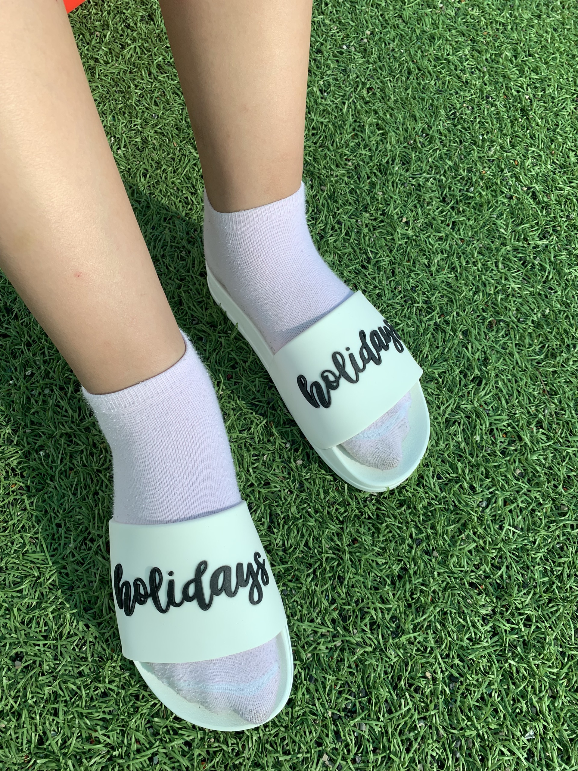 Dép Quai Ngang Màu Trắng holidays In Nổi Chữ dẫn đầu xu hướng Streetwear