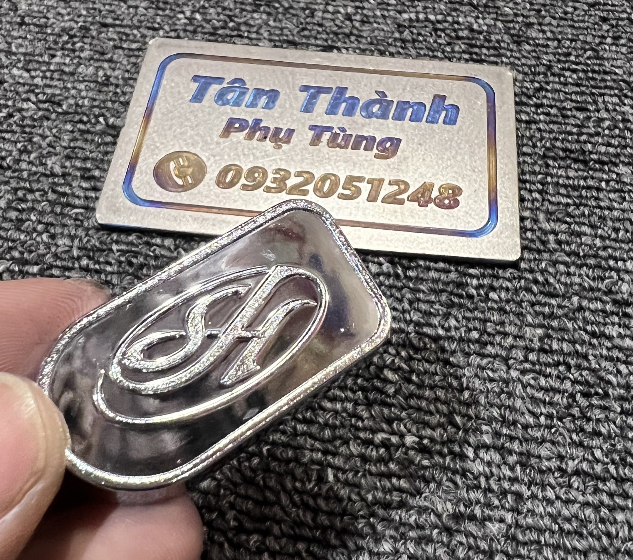 Nút chụp chân kính dành cho SH Mo đời cũ- nhựa xi
