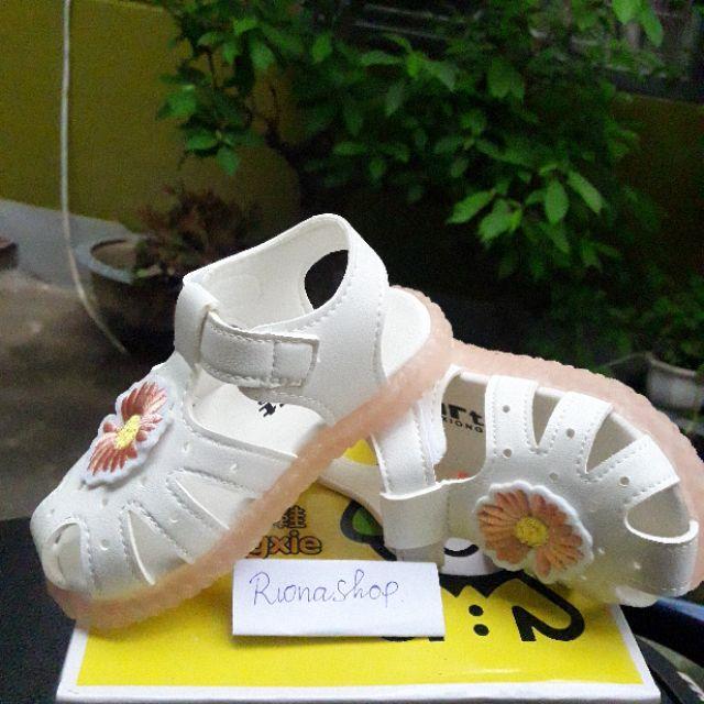 Giày Sandal bé gái️ ️ hình hoa cúc đế cao su mềm chống trượt có đèn led cho bé gái