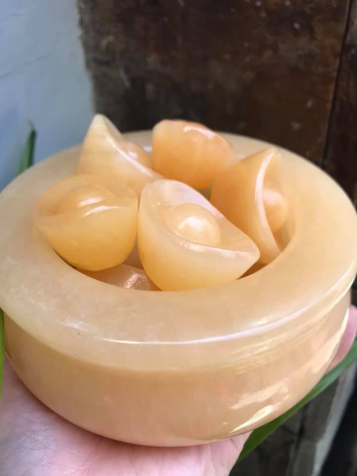 VẬT PHẨM PHONG THỦY THỐ TỤ TÀI SIZE TRUNG 13CM CAO 6CM5 CHÂT LIEJU ĐÁ NGỌC HOÀNG LONG 10 THỎI VÀNG NẶNG 1KG7 HỢP ANH CHỊ MỆNH KIM THỔ THUỶ