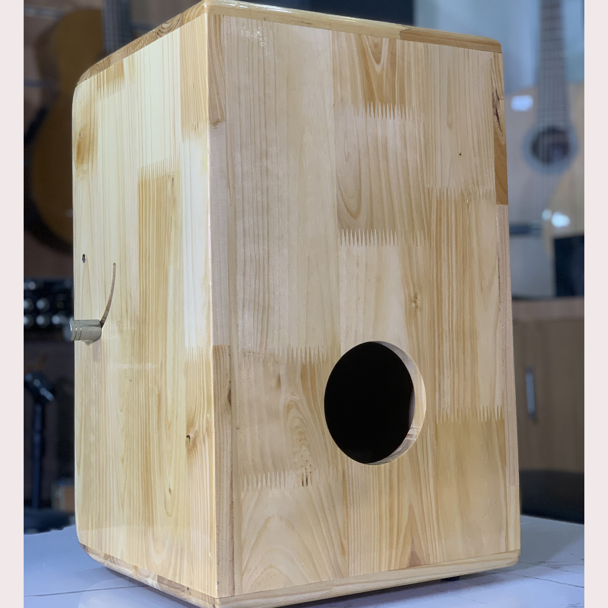 Trống cajon T7A-DS2022 có cần gạt kim loại