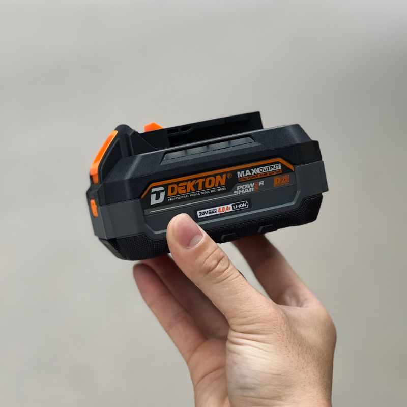 BỘ MÁY BƠM MỠ PIN 21V (ĐỘNG CƠ KHÔNG CHỔI THAN) KÈM PIN 4.0AH EVE D20-GS01BL DEKTON - HÀNG CHÍNH HÃNG