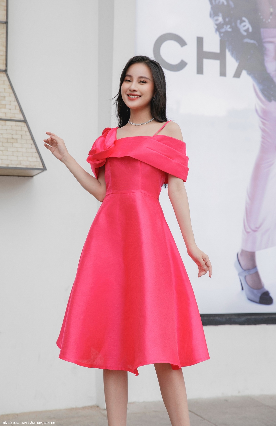 ĐẦM XÒE TRỄ VAI ĐÍNH HOA HỒNG